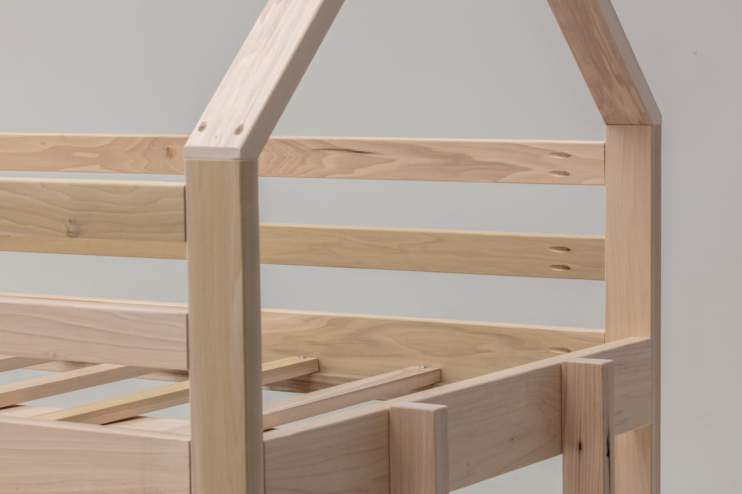 bunk-bed-detail-top-bunk-solid-wood