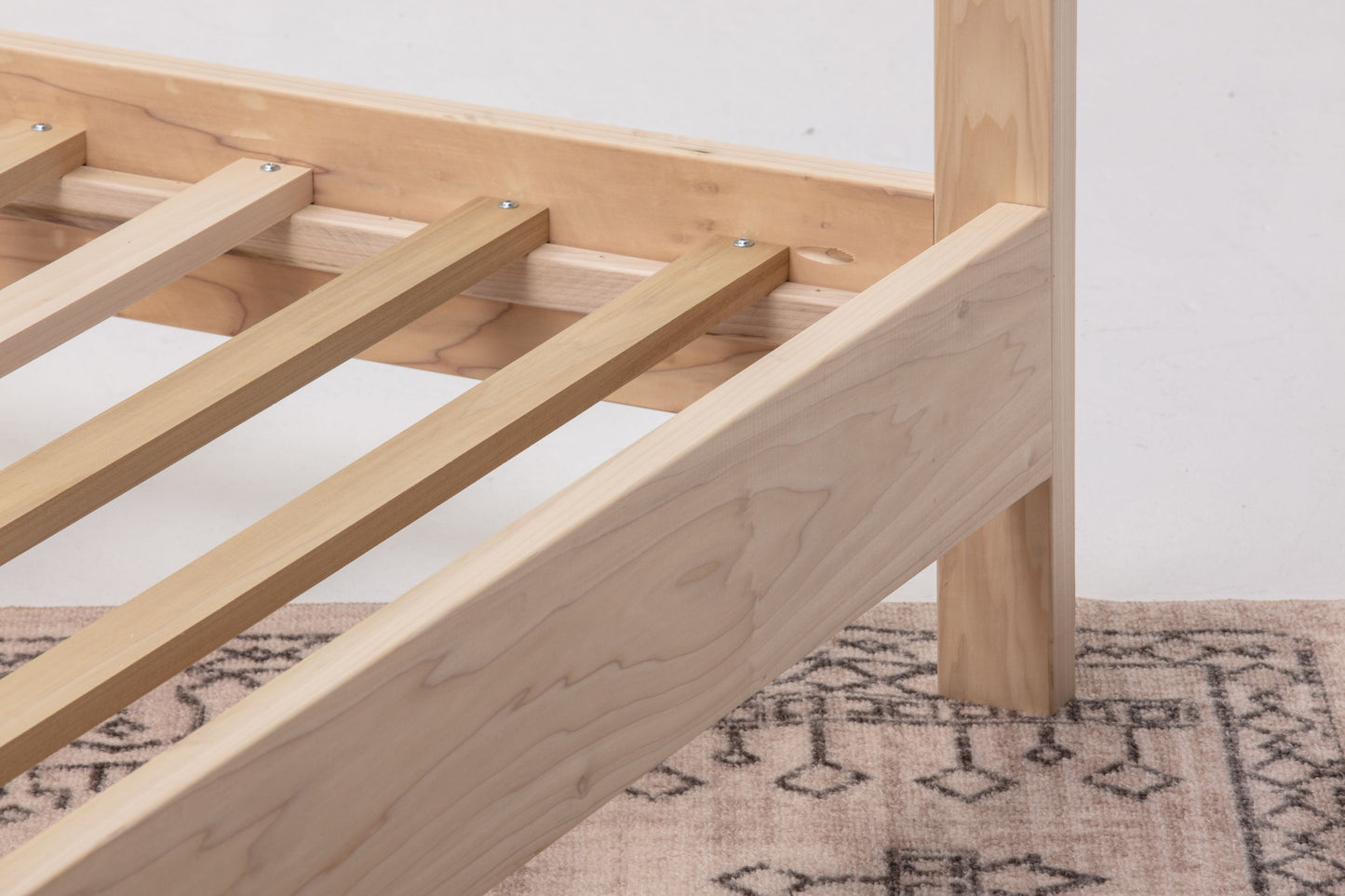 queen-canopy-leg-detail-and-slats