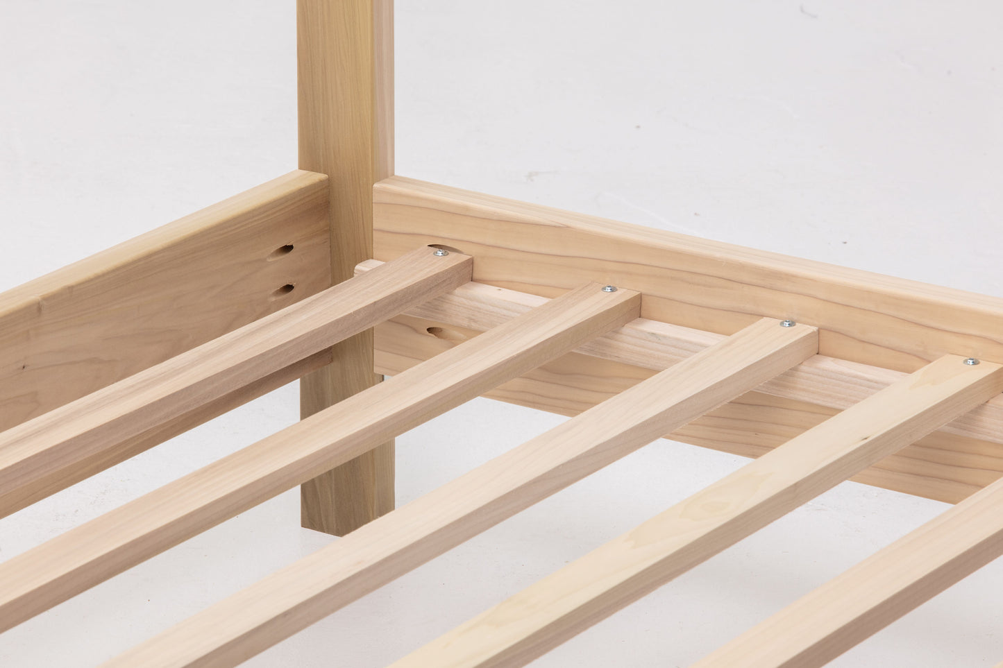 queen-canopy-leg-detail-and-slats