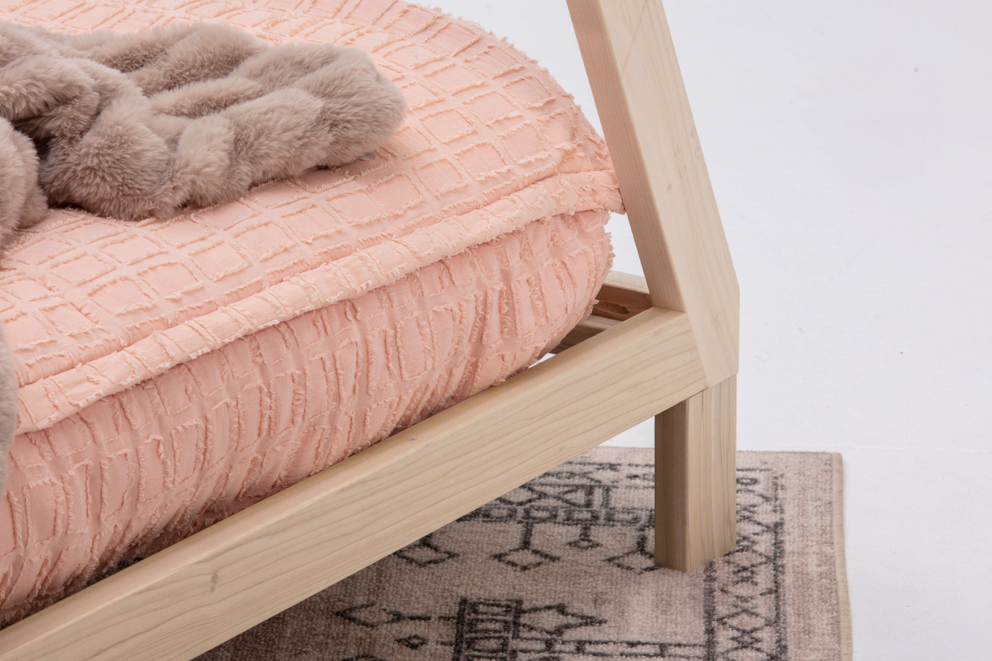 teepee-bed-solid-wood-detail-leg